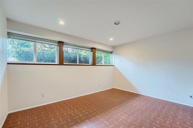 Building Photo - Amazing 4Bed/2.5Bath Home with Fully Fenced Backyard in Bellevue!