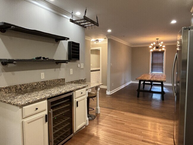 Building Photo - 1024 Kessler