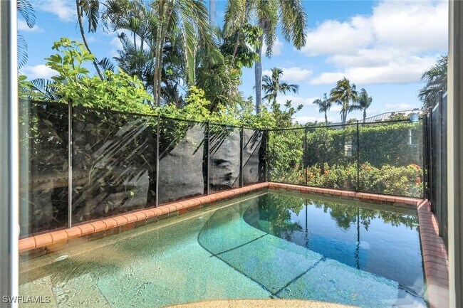 Building Photo - 993 8th St S