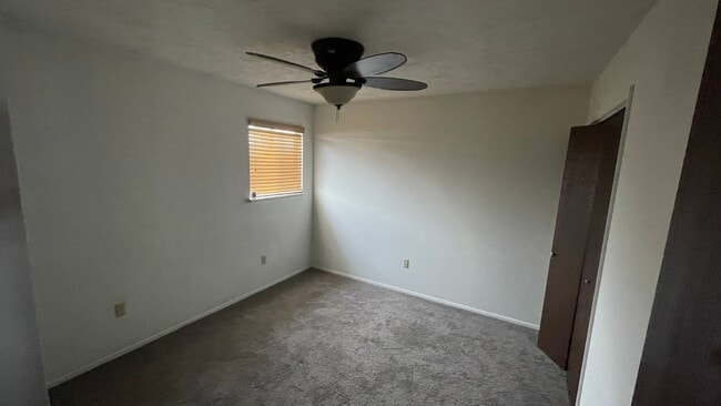 Building Photo - 2 Bedroom 1 Bath Park Place Apartment