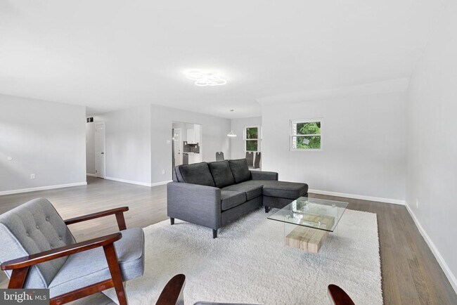 Building Photo - 501 Bloomfield Dr