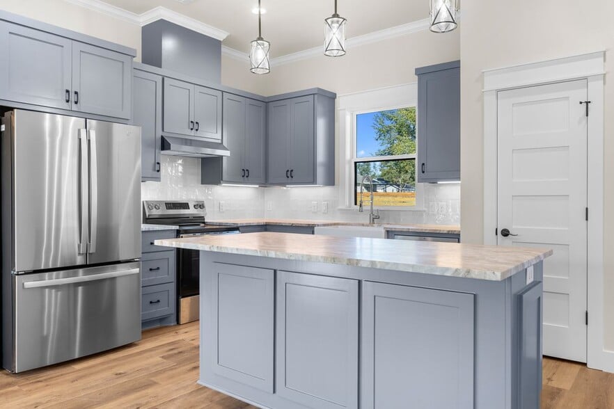 Building Photo - 610 E Englewood St