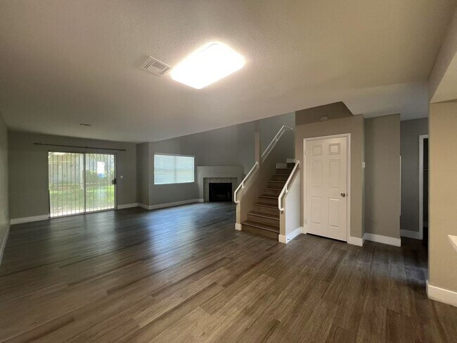 Building Photo - 2b2b TownHouse $1620