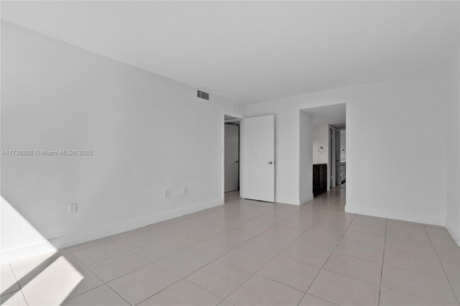 Building Photo - 1450 Brickell Bay Dr