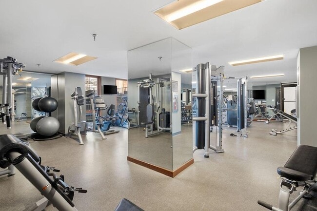 Building Photo - 433 S 7th St