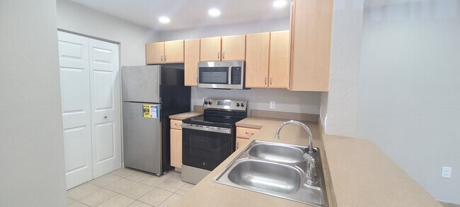 Building Photo - 940 Village Trail