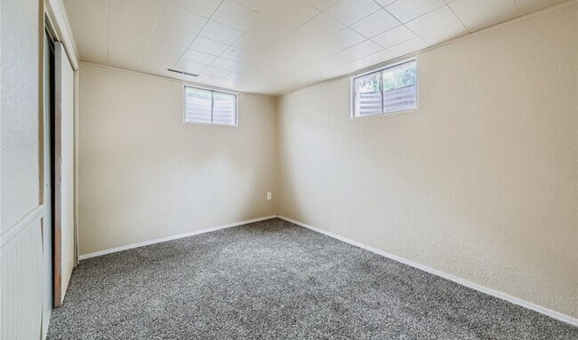 Building Photo - Spacious 5 bedroom, 2 ba, large basement with additional kitchen & private entry