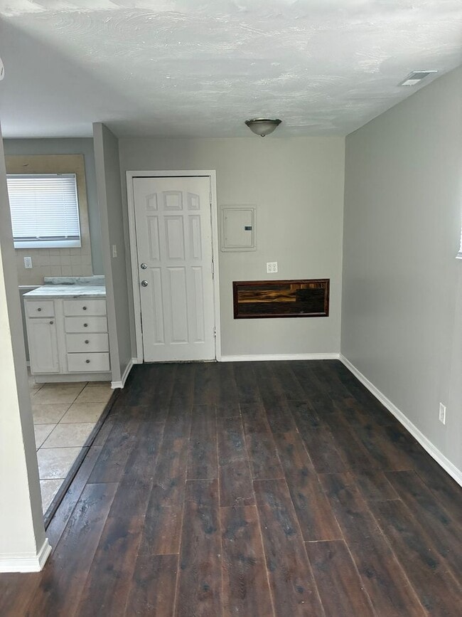 Building Photo - 3 Bedroom Home with Fenced Backyard