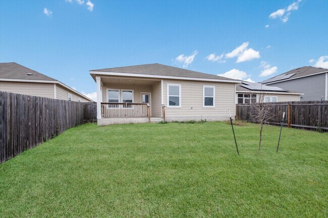 Building Photo - Ranch Style 3 Bed 2 Bath with Freshly painted and New Floors!