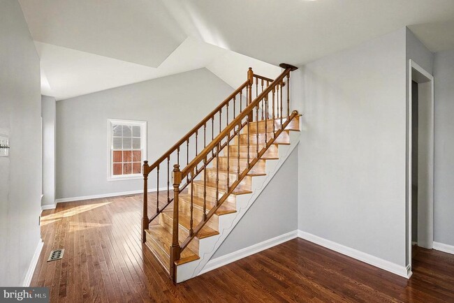 Building Photo - 5819 Stone Ridge Dr