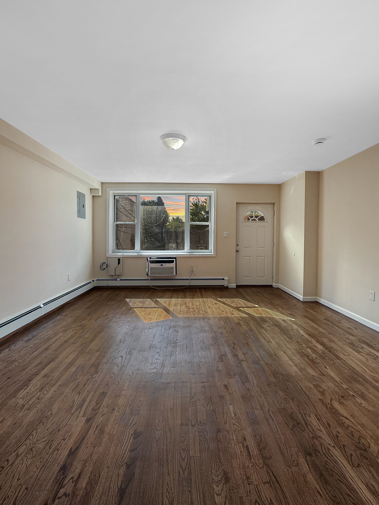 livingroom - 495 Maple St