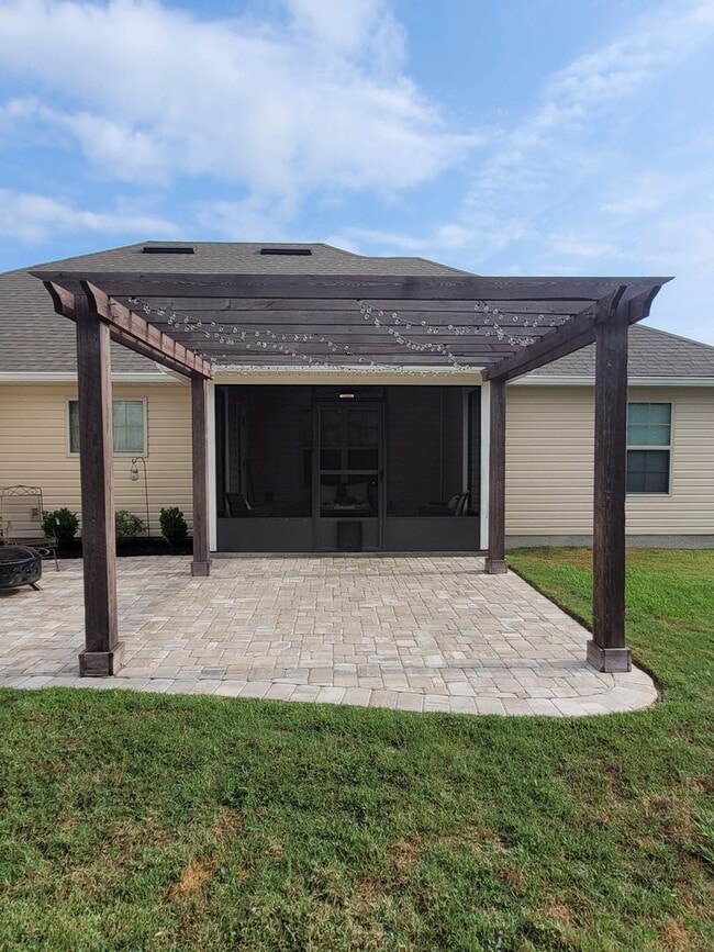 Building Photo - Beautiful 4BD/2BA Home with Screened Patio...