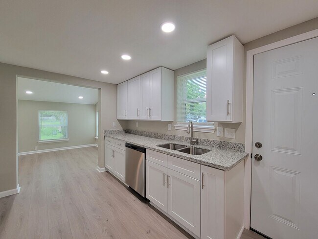 Building Photo - BEAUTIFUL REMODELED 3 BEDROOM 2 BATH IN LA...
