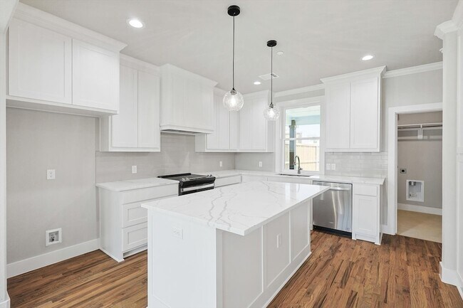 Building Photo - 514 Woodside Trl