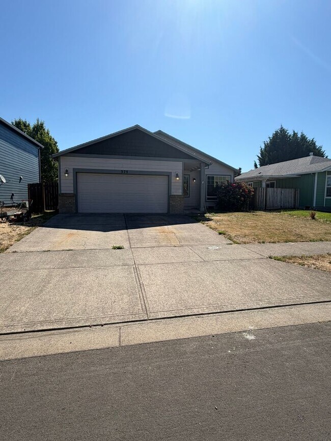 Building Photo - 4 Bedroom House near Timber Ridge school!