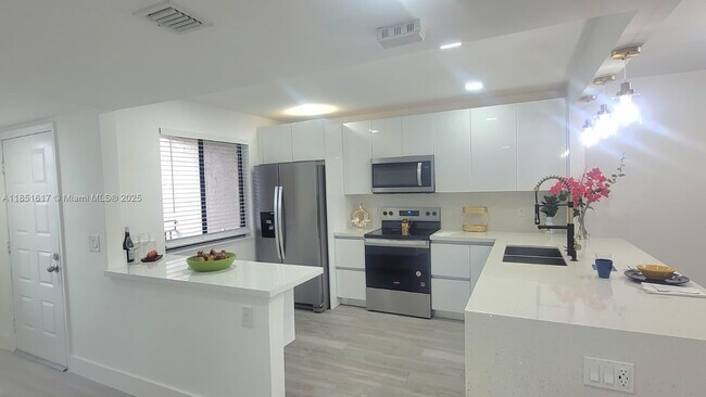 Building Photo - 428 Lakeview Dr