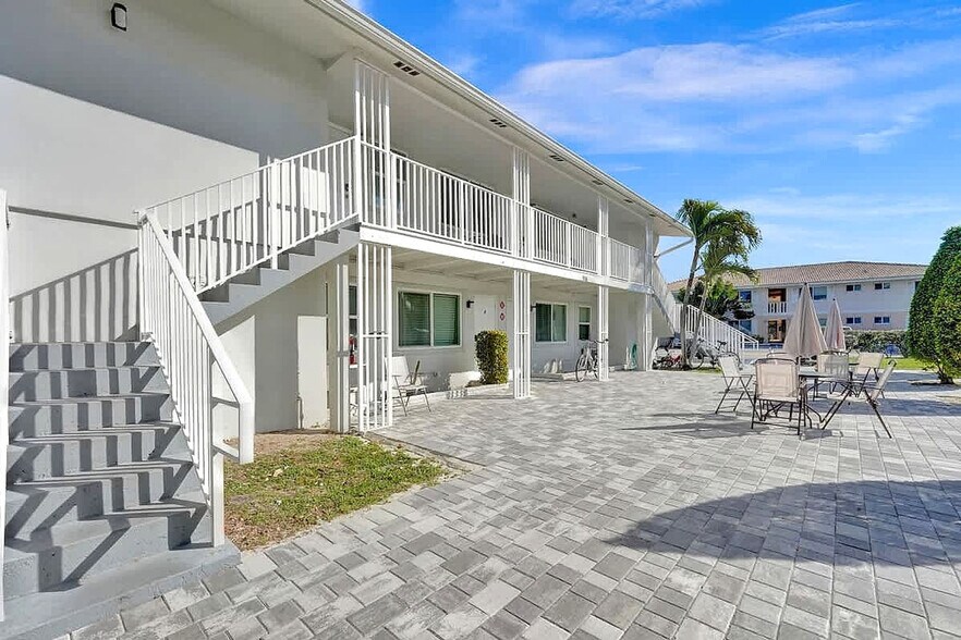 Building Photo - 906 N Riverside Dr