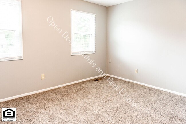 Building Photo - 5005/5007 Vermont Ln.