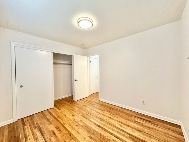 Building Photo - Modern and Spacious Duplex Style Home with...