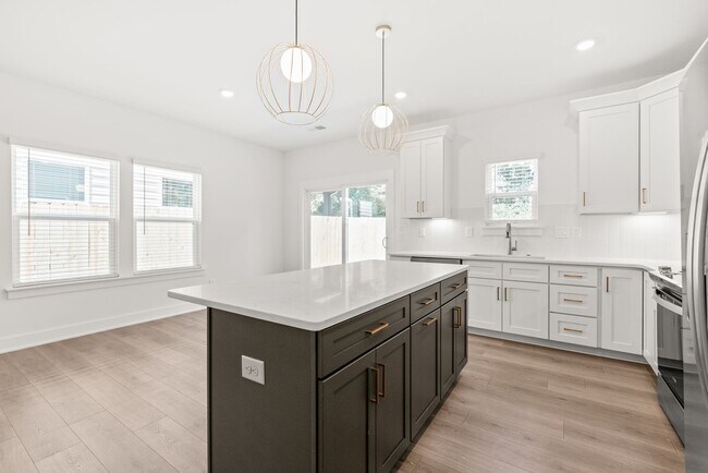Building Photo - Move-in Ready Townhome in Westerly Hills
