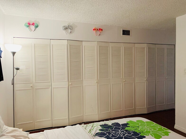 Building Photo - 12035 NE 2nd Ave