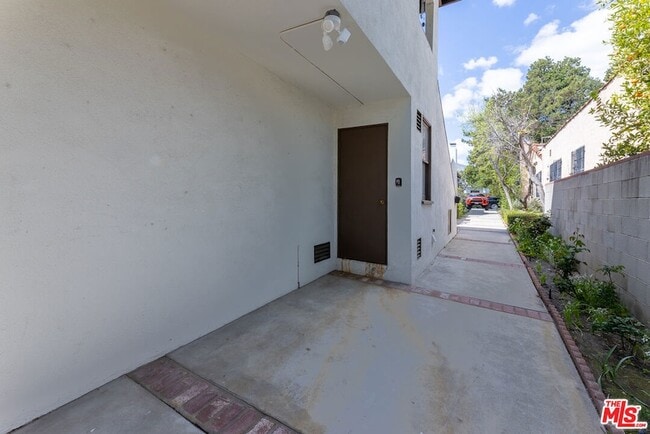 Building Photo - 4360 Kraft Ave