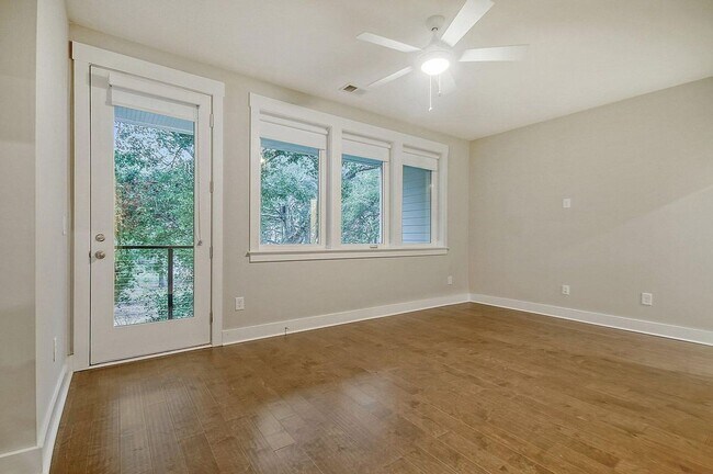 Building Photo - Available April 10th. Great 3 BR/3.5 BA Townhouse in Park Circle!