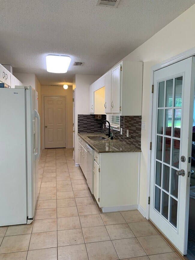 Building Photo - Charming 4BR House in Hampton