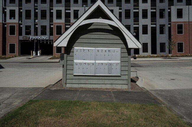 Building Photo - Campus Courtyard at Glenn #10