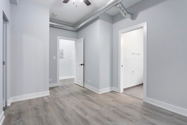 Building Photo - 7644 N Eastlake Terrace