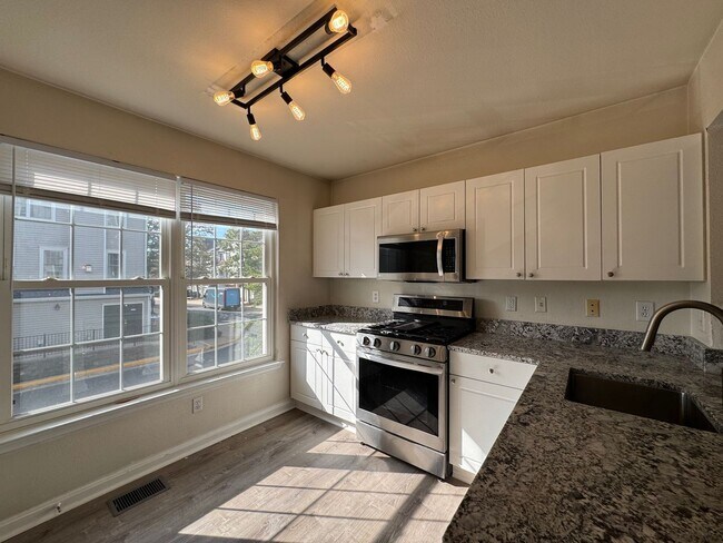 Building Photo - Spacious 3 Bed 3 Bath Condo With Balcony I...
