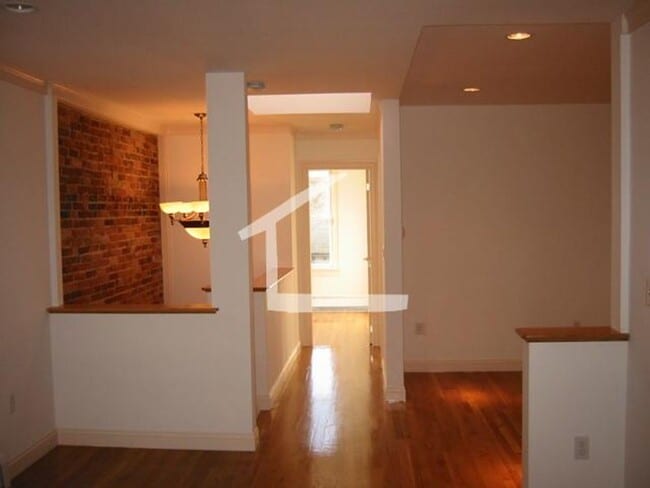 Building Photo - 160 L St