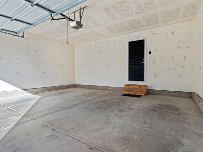 Building Photo - West Joran 3 bed 2 bath family home