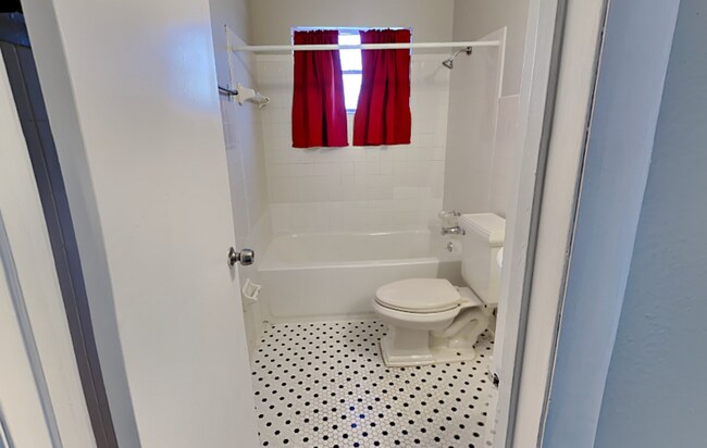 Building Photo - 1215 Lake Highland Dr