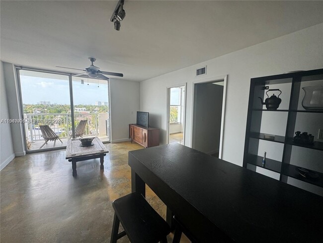 Building Photo - 2000 NE 135th St