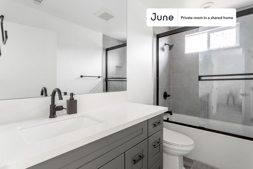 Building Photo - Private bedroom in 4 bed/3 bath Home