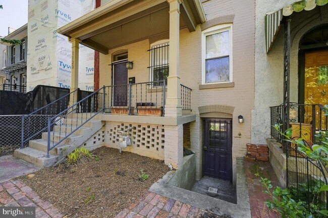 Building Photo - 1123 7th St NE