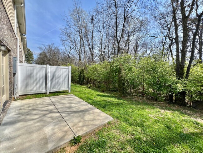 Building Photo - 3 Bed, 2.5 Bath Townhome w/ 1 Car Garage