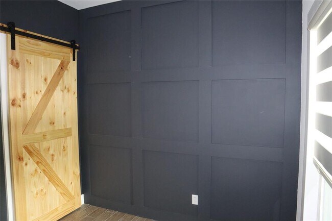 Building Photo - 10201 Longhorn Skyway