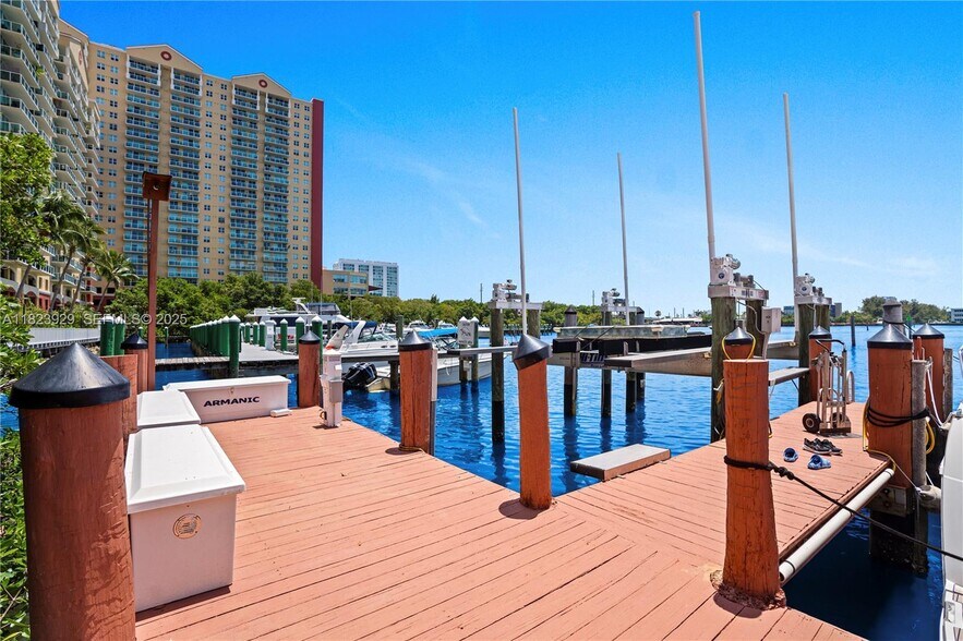 Building Photo - 17050 N Bay Rd