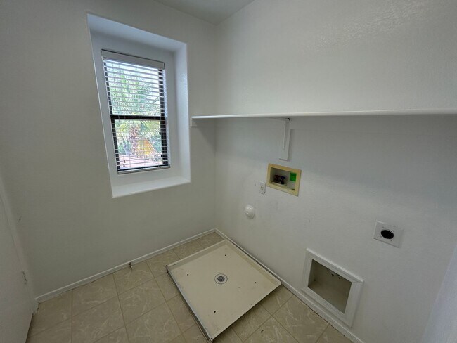 Building Photo - 18529 W Mariposa Dr