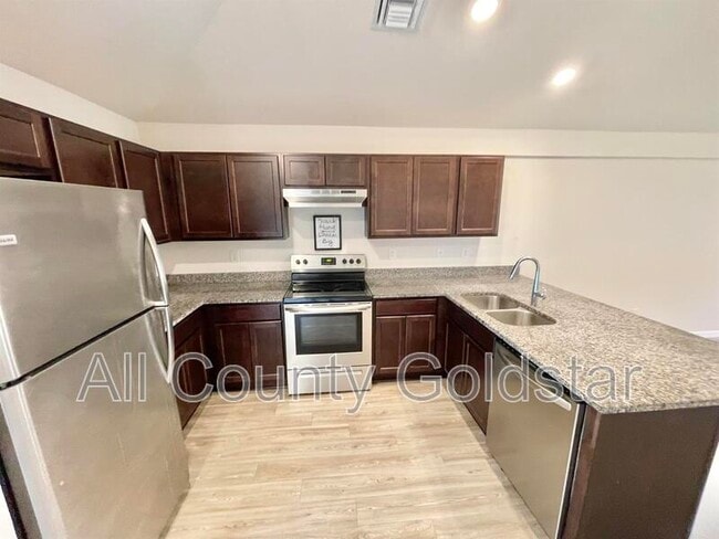 Building Photo - 2084 Hilton St