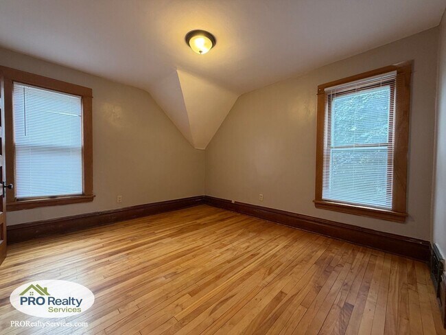 Building Photo - Charming 3 Bedroom Home