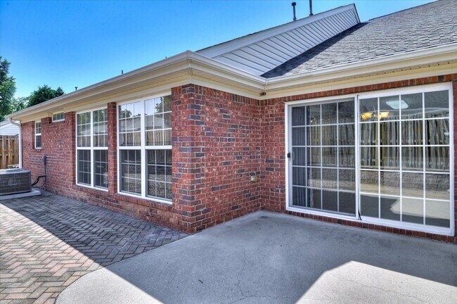 Building Photo - 443 Surrey Park Dr SE
