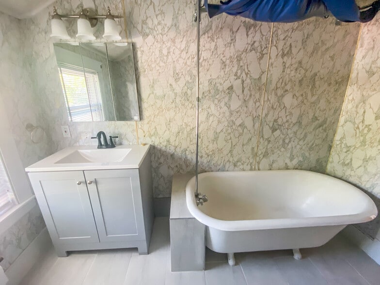 Building Photo - 8 Howe St