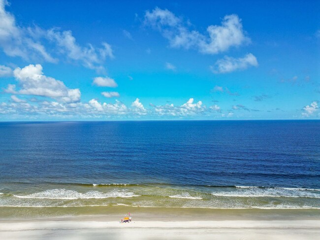 Building Photo - Feel the Ocean Breezes