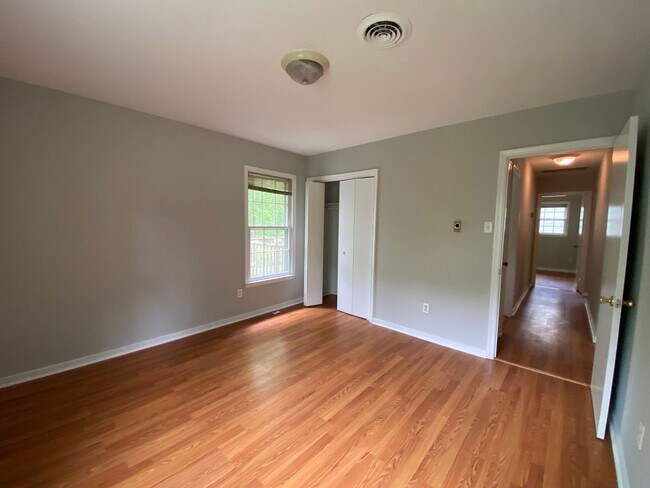 Building Photo - Spacious 3 BD, 1.5 BA Rancher off Brook Road Available in July