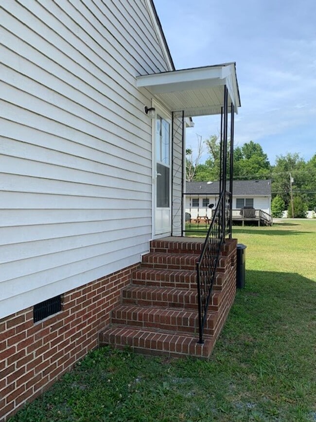 Building Photo - 408 Holly Ave