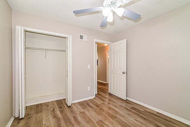 Building Photo - 218 Woodmere Blvd