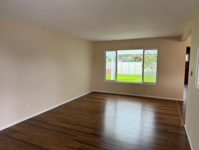 Building Photo - Beautiful 3 bedroom 2 bath HOME . . .  Clo...
